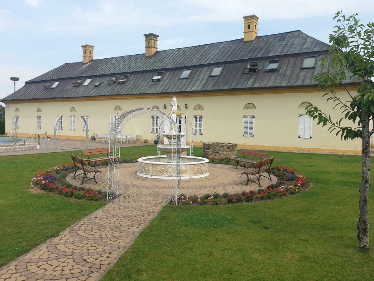 Majerovsky Kastiel Hotel Vranov nad Toplou Buitenkant foto